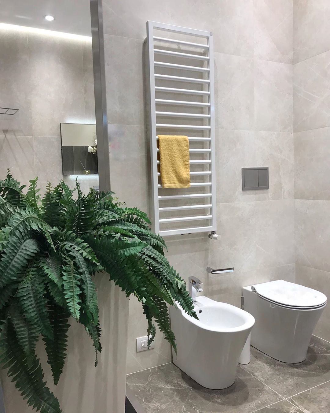 Фото полотенцесушителя Zehnder в интерьере 1