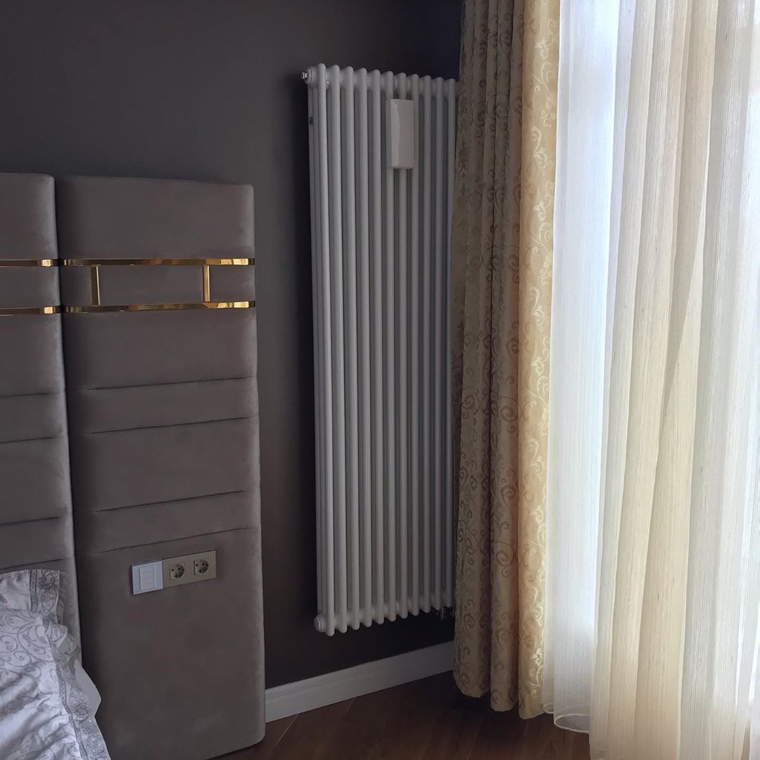 Вертикальный радиатор Zerhnder в спальне