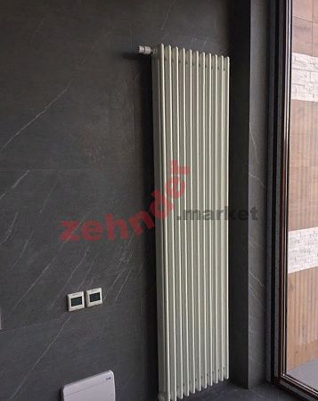 Вертикальный радиатор Zehnder Charleston Completto 3180/06 V001 1/2 RAL 9016 нижнее подключение (с кронштейнами CVD1+BH)