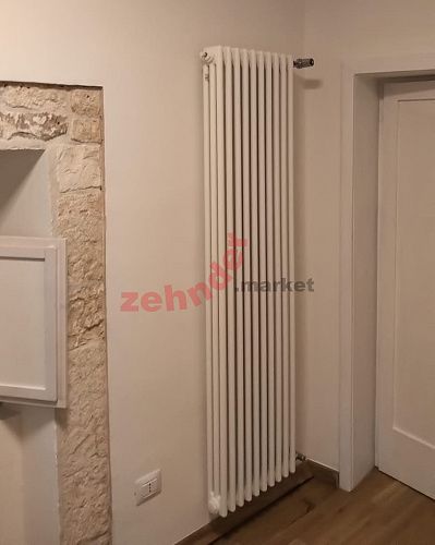 Вертикальный радиатор Zehnder Charleston 3180/06 1270 3/4 RAL 9016 боковое подключение