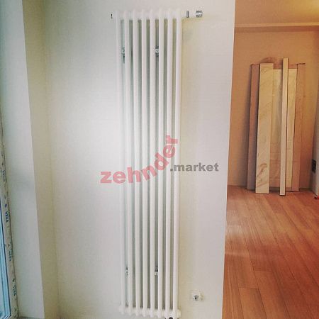 Вертикальный радиатор Zehnder Charleston Completto 2180/04 V001 1/2 RAL 9016 нижнее подключение (с кронштейнами CVD1+BH)
