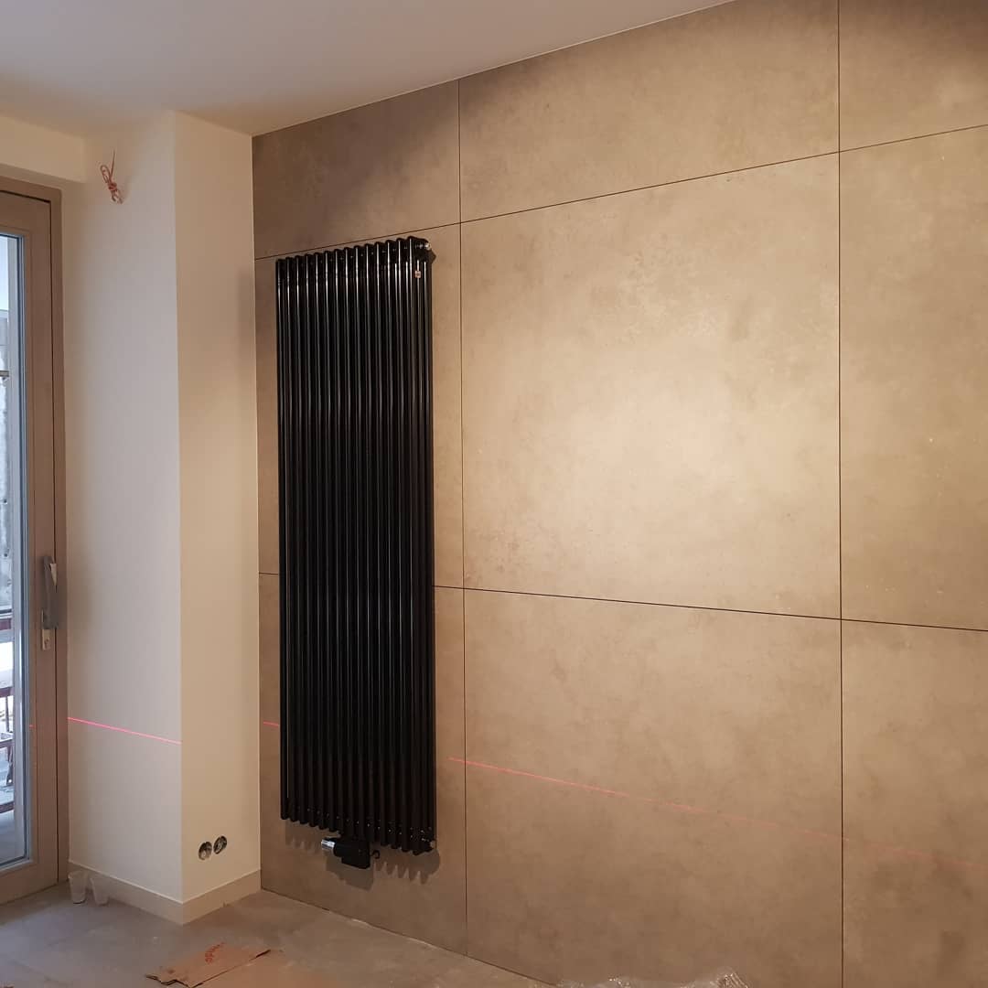 Вертикальный радиатор Zehnder в чёрном цвете